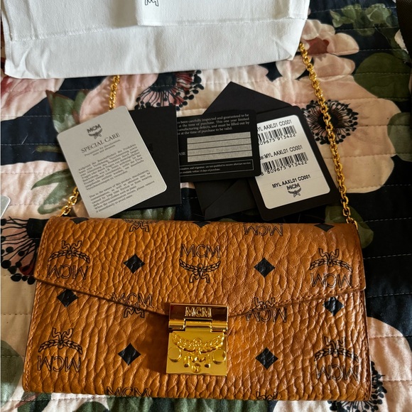 MCM Crossbody Wallet with removable gold chain. - Picture 2 of 15